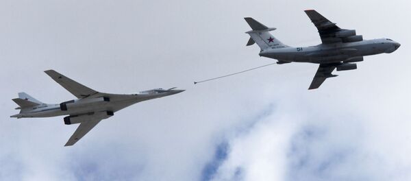 تدريبات العرض الجوي العسكري بمناسبة عيد النصر - طائرة للشحن بالوقود إيل-78 والقاذفة الاستراتيجية تو-160 (فلاديمير سوديتس) تحلقان فوق الساحة الحمراء في موسكو - سبوتنيك عربي