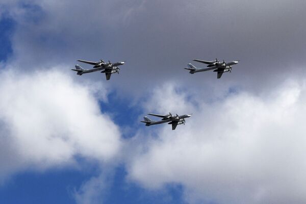 تدريبات العرض الجوي العسكري بمناسبة عيد النصر - القاذفات الاستراتيجية تو-95 ام اس تحلق فوق الساحة الحمراء في موسكو - سبوتنيك عربي