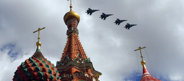 تدريبات العرض الجوي العسكري بمناسبة عيد النصر - المقاتلة الهجومية سو-34 تحلق فوق الساحة الحمراء في موسكو - سبوتنيك عربي