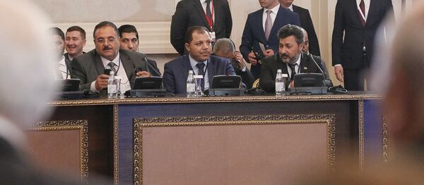 وفد المعارضة خلال الجلسة العامة للجولة الرابعة من محادثات أستانا بشأن سوريا في كازاخستان: ممثل الجيش السوري الحر أحمد بري، وممثل عن جماعة سلطان مراد أحمد عثمان - سبوتنيك عربي