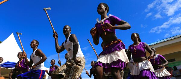 الرقص التقليدي على شرف الممثل الأمريكي فوريست ويتاكر الذي زار بلدة غولو في أوغندا الشمالية، 2 مايو/ آيار 2017 - سبوتنيك عربي