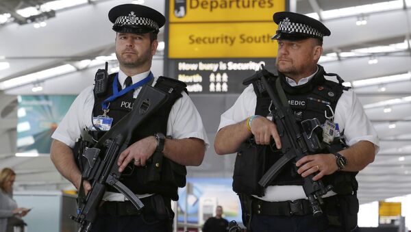 Armed police patrol at Terminal 5, Heathrow Airport in London, Britain March 22, 2016. - سبوتنيك عربي