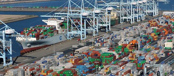 Shipping containers sit at the ports of Los Angeles and Long Beach, California in this aerial photo taken February 6, 2015 - سبوتنيك عربي