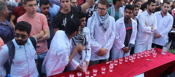 ماء وملح في مطاعم وجامعات غزة تضامناً مع الأسرى - سبوتنيك عربي