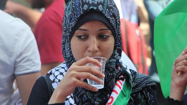 ماء وملح في مطاعم وجامعات غزة تضامناً مع الأسرى - سبوتنيك عربي