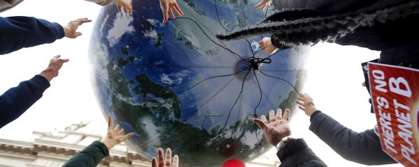 متظاهرون قبل بدء مؤتمر باريس العالمي للتغير المناخي 2015 متظاهرون قبل بدء مؤتمر باريس العالمي للتغير المناخي 2015 - سبوتنيك عربي