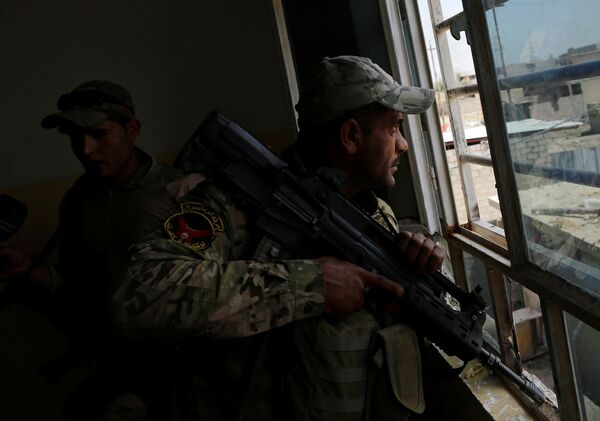 أحد أفراد قوات الرد السريع العراقية خلال اشتباكات مع داعش شمال غرب الموصل - سبوتنيك عربي