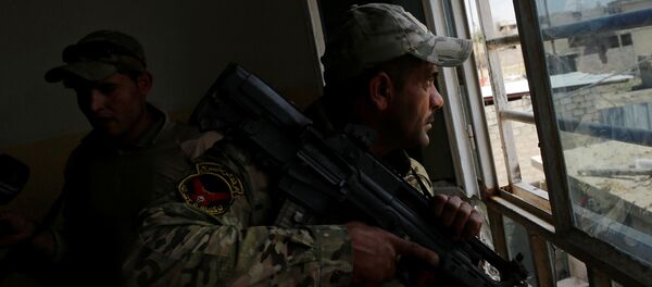 أحد أفراد قوات الرد السريع العراقية خلال اشتباكات مع داعش شمال غرب الموصل - سبوتنيك عربي