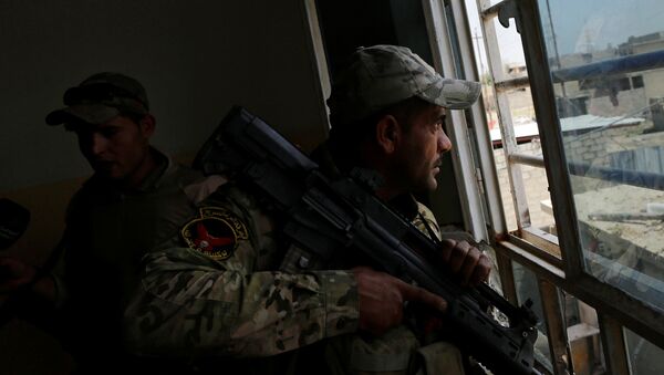 أحد أفراد قوات الرد السريع العراقية خلال اشتباكات مع داعش شمال غرب الموصل - سبوتنيك عربي