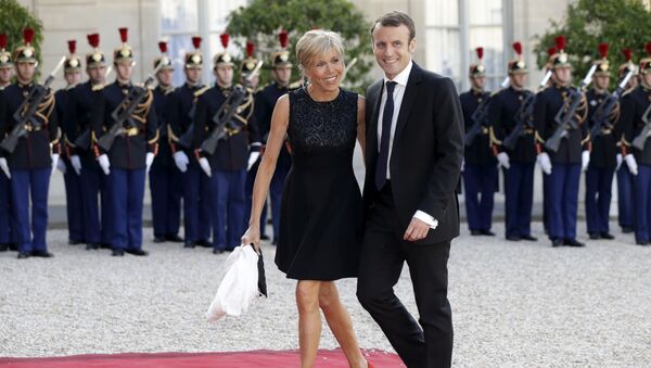 وزير الاقتصاد الفرنسي (حينئذ) إيمانويل ماكرون وزوجته بريدجيت يصلان قصر الإليزيه، 2 يونيو/ حزيران 2015 - سبوتنيك عربي