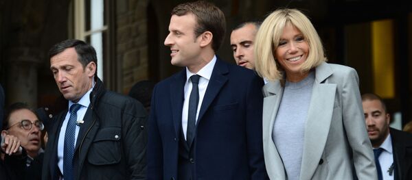 المرشح للانتخابات الرئاسية الفرنسية إيمانويل ماكرون وزوجته بريدجيت خلال الدورة الأولى من الحملة الدعائية للانتخابات الرئاسية - سبوتنيك عربي