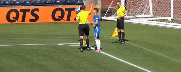 حكم يشهر البطاقة الحمراء في وجه مساعده - سبوتنيك عربي