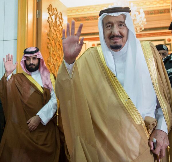الملك السعودي سلمان عبد العزيز مع وزير الدفاع السعودي  الأمير محمد بن سلمان في الرياض في 5 أبريل، 2017 - سبوتنيك عربي