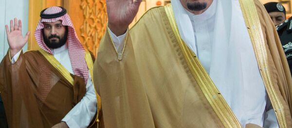 الملك السعودي سلمان عبد العزيز مع وزير الدفاع السعودي  الأمير محمد بن سلمان في الرياض في 5 أبريل، 2017 - سبوتنيك عربي