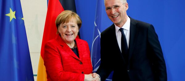 الأمين العام لمنظمة حلف شمال الأطلسي (الناتو)، جينز ستولتنبرغ والمستشارة الألمانية أنغيلا ميركل - سبوتنيك عربي