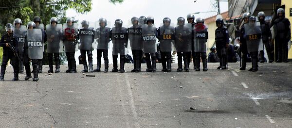 قوات الأمن الخاصة خلال الاشتباكات مع المتظاهرين في سان كريستوبال، فنزويلا 10 مايو/ آيار 2017 - سبوتنيك عربي