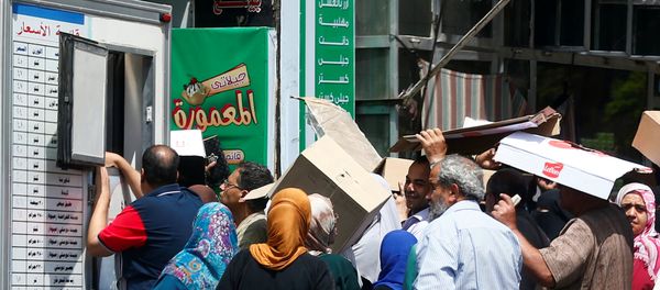 مواطنون عند إحدى منافذ بيع السلع في مصر - سبوتنيك عربي