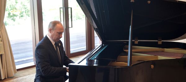 فلاديمير بوتين يعزف على البيانو قبل لقائه الرئيس الصيني - سبوتنيك عربي