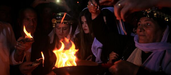 عراقيون إيزيديون خلال حفل الاحتفال بالعام الجديد في معبد لاليش بدهوك - سبوتنيك عربي