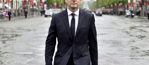 الرئيس الفرنسي إيمانويل ماكرون يتجه إلى قصر الإليزيه، 14 مايو/ آيار 2017 - سبوتنيك عربي