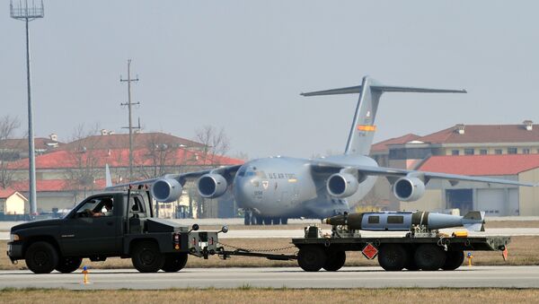 Weapons are carried in front of US airforce C17 at the Aviano air base on March 25, 2011. - سبوتنيك عربي