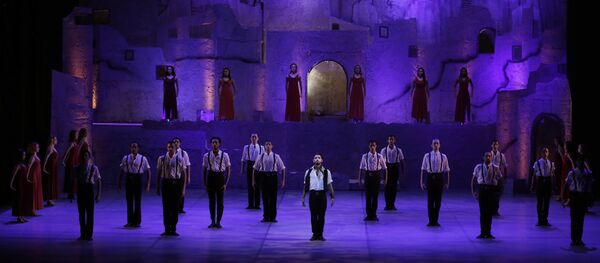 رقص الباليه في مصر - راقص باليه المصري مجمد حامد خلال اداء زوربا اليوناني على خشبة مسرح دار الأوبرا بالقاهرة - سبوتنيك عربي