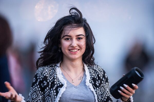 فتاة تبتسم في أومسك روسيا فتاة تبتسم في أومسك روسيا - سبوتنيك عربي