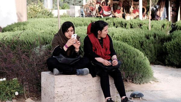 إيرانية تستخدم الهاتف الجوال - سبوتنيك عربي