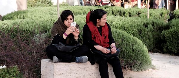إيرانية تستخدم الهاتف الجوال - سبوتنيك عربي