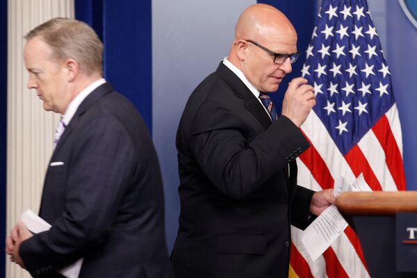 ماكماستر وسبايسر يتحدثان إلى الصحفيين في غرفة الإحاطة بالبيت الأبيض - سبوتنيك عربي