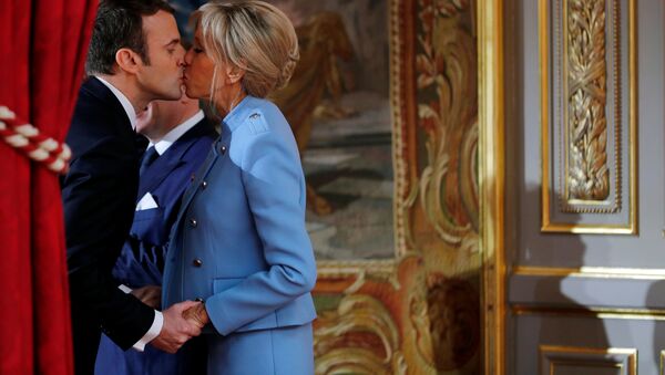 الرئيس الفرنسي إيمانويل ماكرون وزوجته قبيل بدء مراسم التنصيب في باريس، فرنسا 14 مايو/ آيار 2017 - سبوتنيك عربي