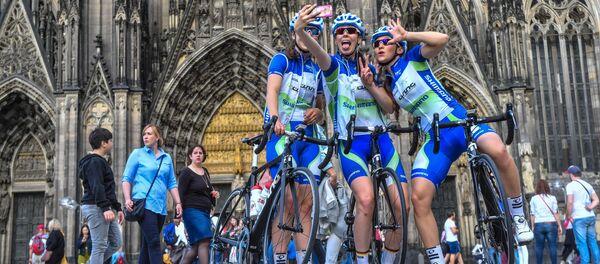 المتسابقات في سباق الدراجات الهوائية يلتقطون صورة سيلفي في شتوتغارت بجنوب ألمانيا المتسابقات في سباق الدراجات الهوائية يلتقطون صورة سيلفي في شتوتغارت بجنوب ألمانيا - سبوتنيك عربي