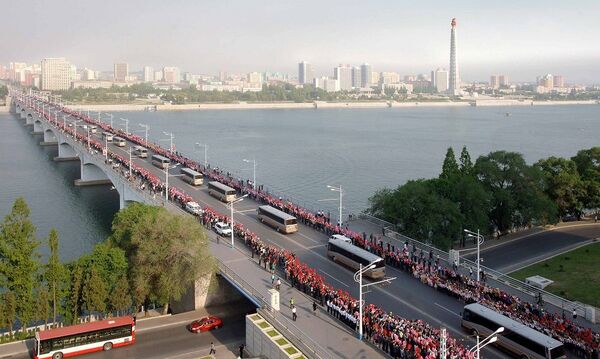 كوريون شماليون خرجوا للشوارع من أجل تحية العلماء - سبوتنيك عربي