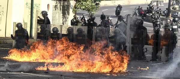 استمرار الاحتجاجات ضد الرئيس نيكولاس مادورو في كاراكاس، فنزويلا 18 مايو/ آيار 2017 استمرار الاحتجاجات ضد الرئيس نيكولاس مادورو في كاراكاس، فنزويلا 18 مايو/ آيار 2017 - سبوتنيك عربي