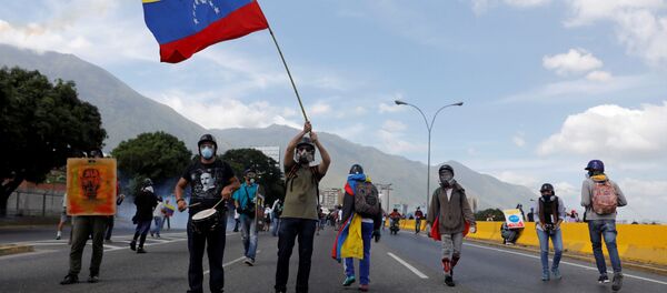 استمرار الاحتجاجات ضد الرئيس نيكولاس مادورو في كاراكاس، فنزويلا 18 مايو/ آيار 2017 - سبوتنيك عربي