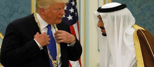 سلمان يقلد ترامب وسام الملك عبد العزيز - سبوتنيك عربي