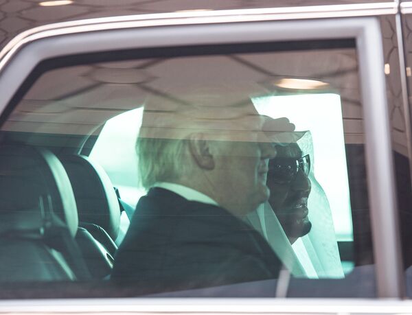 ترامب وسلمان في السيارة الرئاسية المدرعة - سبوتنيك عربي