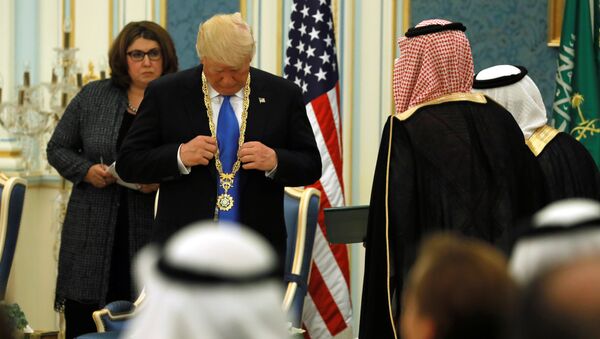 سلمان يقلد ترامب وسام الملك عبد العزيز أرفع وسام في المملكة سلمان يقلد ترامب وسام الملك عبد العزيز أرفع وسام في المملكة - سبوتنيك عربي