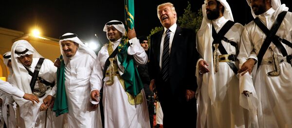 الرئيس الأمريكي يرقص الرقصة التقليدية مع الملك السعودي سلمان بن عبد العزيز - سبوتنيك عربي