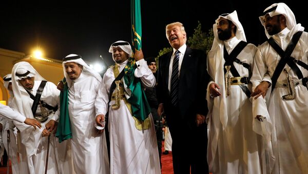 الرئيس الأمريكي يرقص الرقصة التقليدية مع الملك السعودي سلمان بن عبد العزيز - سبوتنيك عربي