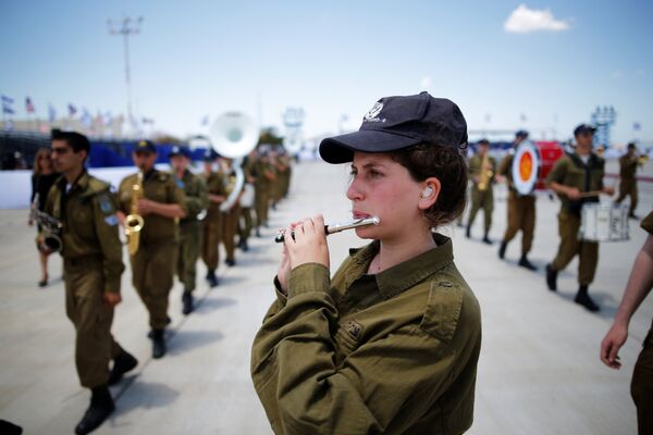 مجندة إسرائيلية تعزف الفلوت - سبوتنيك عربي