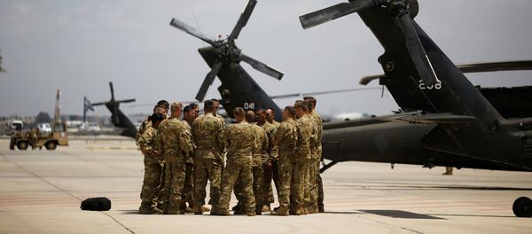 جنود أمريكيون إلى جوار طائرات البلاك هوك في مطار بن غورين قبل وصول ترامب - سبوتنيك عربي