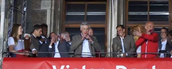 كارلو أنشيلوتي يغني - سبوتنيك عربي