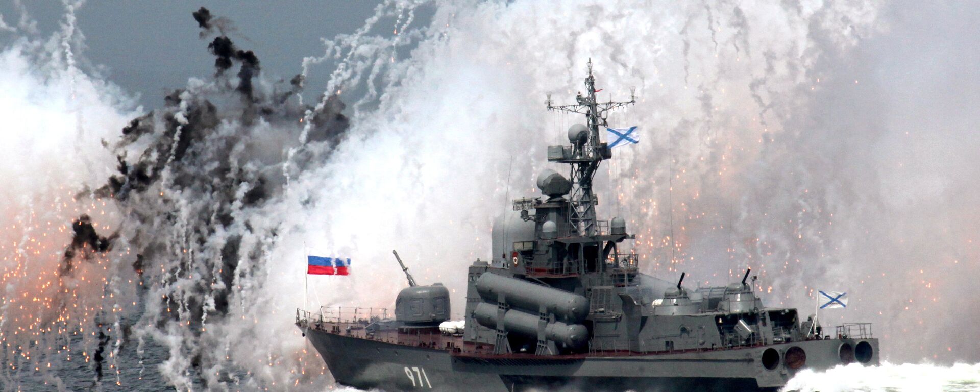 سفينة حربية تابعة لأسطول المحيط الهادئ تطلق مجموعة من صواريخ التمويه احتفالاً بيوم البحرية في فلاديفوستوك - سبوتنيك عربي, 1920, 20.07.2023