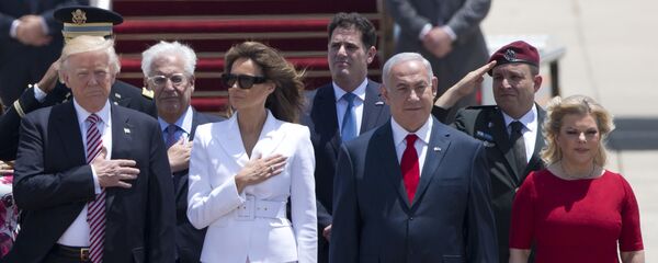 الرئيس الأمريكي دونالد ترامب وزوجته ميلانيا ترامب، ورئيس الوزراء الإسرائيلي بنيامين نتنياهو وزوجته سارة نتنياهو في مطار بن غوريون، 22 مايو/ آيار 2017 - سبوتنيك عربي
