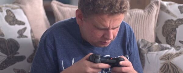 كفيف يلعب ألعاب الفيديو - سبوتنيك عربي