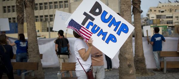 النشطاء الأمريكيون والإسرائيليون يتظاهرون ضد الرئيس دونالد ترامب أما مبنى السفارة الأمريكية في تل أبيب، 22 مايو/ آيار 2017 النشطاء الأمريكيون والإسرائيليون يتظاهرون ضد الرئيس دونالد ترامب أما مبنى السفارة الأمريكية في تل أبيب، 22 مايو/ آيار 2017 - سبوتنيك عربي