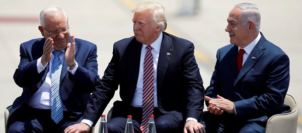 الرئيس الأمريكي دونالد ترامب ورئيس الوزراء الإسرائيلي بنيامين نتنياهو والرئيس الإسرائيلي رؤوفين ريفلين في تل أبيب، 23 مايو/ آيار 2017 - سبوتنيك عربي