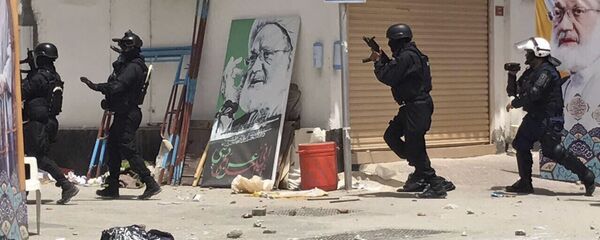 اشتباكات بين الشرطة البحرينية والمتظاهرين في الدراز، البحرين 23 مايو/ آيار 2017 - سبوتنيك عربي