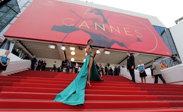 بالصور...فنانة تثير الجدل بملابس عارية في كان - سبوتنيك عربي